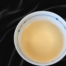 画像をギャラリービューアに読み込む, 日本の緑茶と異なり水色(すいしょく)は淡い黄色です