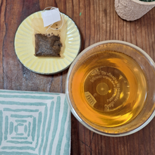 画像をギャラリービューアに読み込む, 美しいゴールデンカラーのレモンティーカップに入っている そばにティーバッグがおいてある