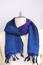 画像をギャラリービューアに読み込む, 首に巻いた手織りマフラー