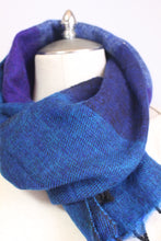 画像をギャラリービューアに読み込む, 首に巻いた手織りマフラー