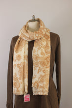 画像をギャラリービューアに読み込む, 首にかけたカシミヤストール