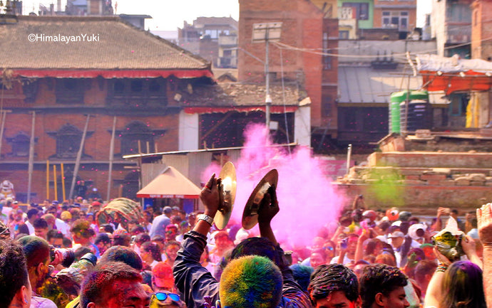 今日ネパールでは春の到来を告げる　色のお祭りホリーです