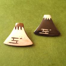 画像をギャラリービューアに読み込む, 私の好きな山　白と黒　水牛の骨ブローチ
